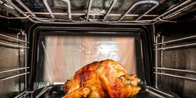 오븐에서 닭고기를 전체 및 조각으로 굽는 온도는 얼마입니까?