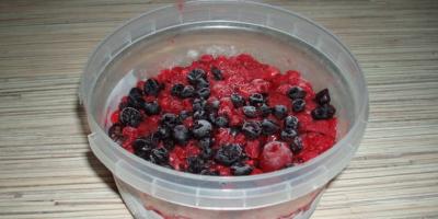 How much and how to cook compote from frozen berries?