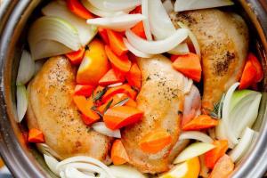 오븐 냄비에 담긴 닭고기 : 단계별 조리법