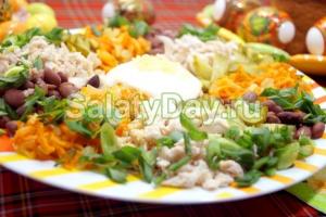 Salads with vegetable oil Light salads with boiled chicken