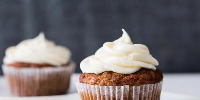 Cupcakes on kefir with apples Cupcake with raisins and apples