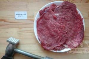 오븐의 송아지 고기 요리 : 호일과 치즈와 함께 피를 곁들인 송아지 고기 요리