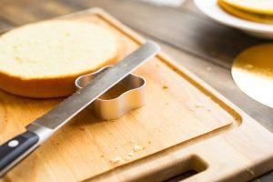 Правила обращения с готовым бисквитом Как резать бисквит ниткой