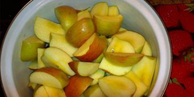여름에는 사과 설탕에 절인 과일.  사과 설탕에 절인 과일.  사과와 레몬의 설탕에 절인 과일