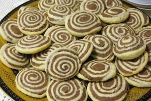 홈메이드 쇼트크러스트 페이스트리로 만든 바삭바삭한 쿠키(오븐에서 구운 것)