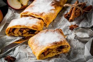 Two recipes for apple strudel puff pastry