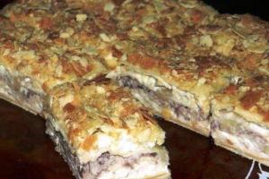 닭고기와 버섯을 곁들인 나폴레옹 케이크: 기성 케이크 층으로 만든 나폴레옹 스낵 케이크