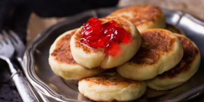 Cottage cheese pancakes without flour - delicious recipes in the pan and in the oven