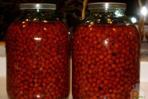 How to make homemade cherry liqueur?