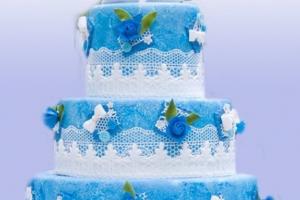 흰색과 파란색 꽃과 블루 벨벳 버터크림을 곁들인 블루베리 케이크