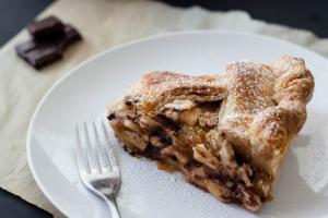 Шарлотка с яблоками — классические рецепты Рецепт шарлотки шоколадной в духовке