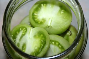 How to make pickled green tomatoes