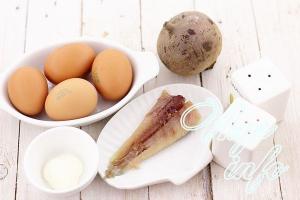 청어와 chadeyka 사탕무로 채워진 계란