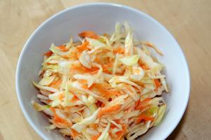 Как приготовить вкусный салат с капустой: лучшие рецепты с фото