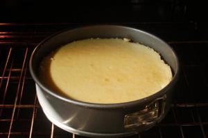 슬로우 쿠커에 연유를 넣은 파이 슬로우 쿠커에 연유와 사워 크림을 넣은 엄청나게 부드러운 케이크