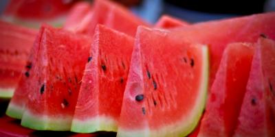 How to choose a ripe and sweet watermelon - ways to determine by sound, dry tail and stripe color Watermelon choice