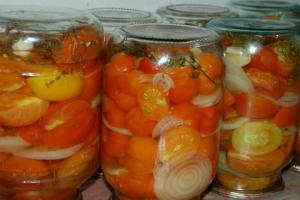 쐐기 모양으로 마리네이드한 다진 토마토, 양파와 마늘