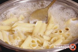 How long and how should you cook spaghetti to prevent it from sticking?