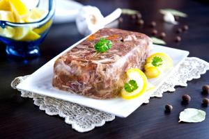 쇠고기 젤리: 명절 테이블을 위한 최고의 단계별 조리법 맛있는 수제 쇠고기 젤리 조리법