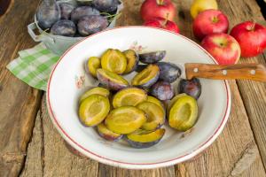 Plum jam with apples for the winter